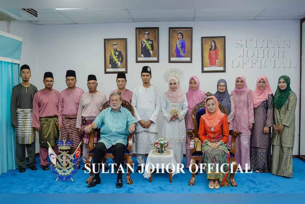 Sultan Ibrahim bersama Permasuri, Raja Zarith Sofiah mencemar duli hadir pada majlis perkahwinan anak sulung On di Pontian.