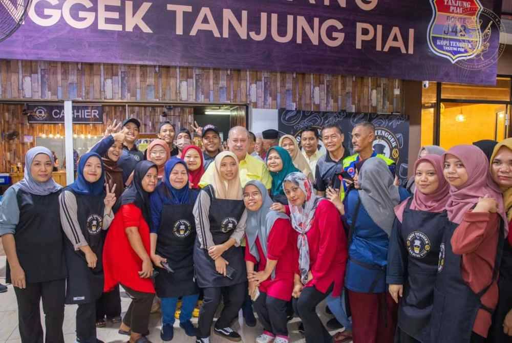 Pekerja Kafe Kopi Tenggek Tanjung Piai tidak melepaskan peluang bergambar dengan Sultan Ibrahim.