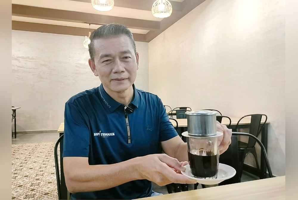 Ghazali menunjukkan kopi tenggek yang menjadi pilihan Sultan Ibrahim.