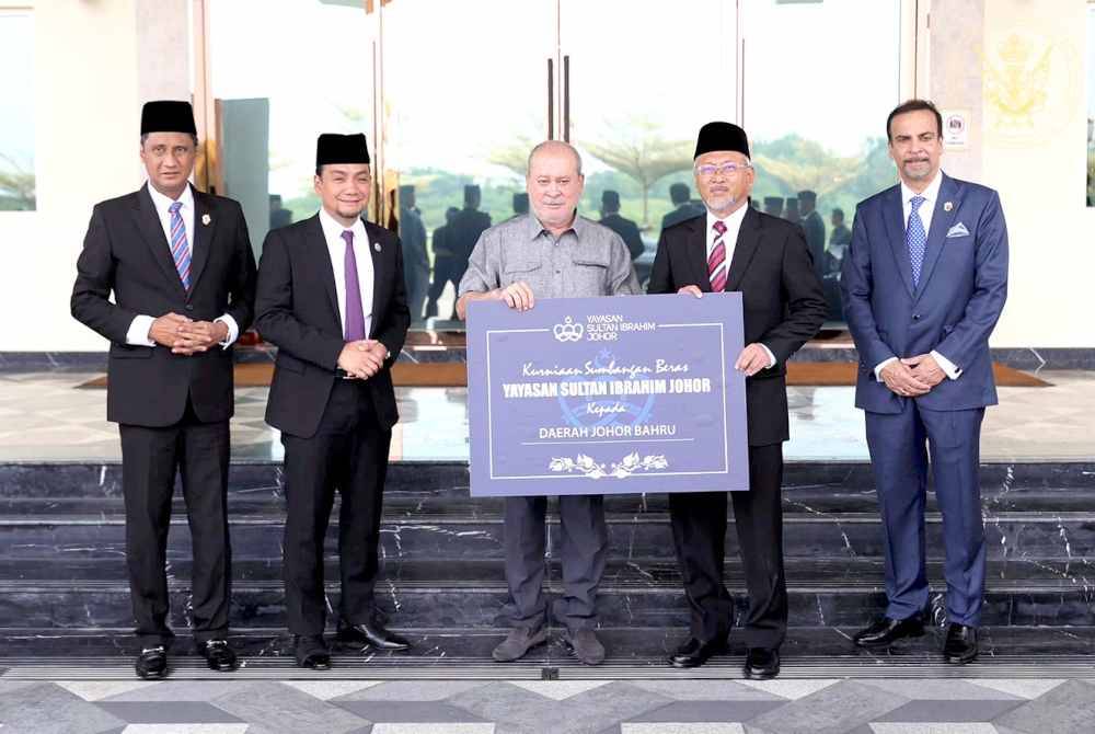 Sultan Ibrahim banyak menghulurkan bantuan kepada rakyat jelata yang berdepan kesusahan akibat kemiskinan, bencana atau diuji semasa pandemik Covid-19.