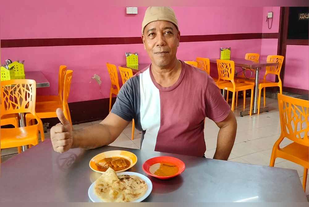 
Hassan berbangga menu yang disediakan iaitu roti canai dan beriani kambing menjadi pilihan pelanggan termasuk Sultan Johor, Sultan Ibrahim Sultan Iskandar.