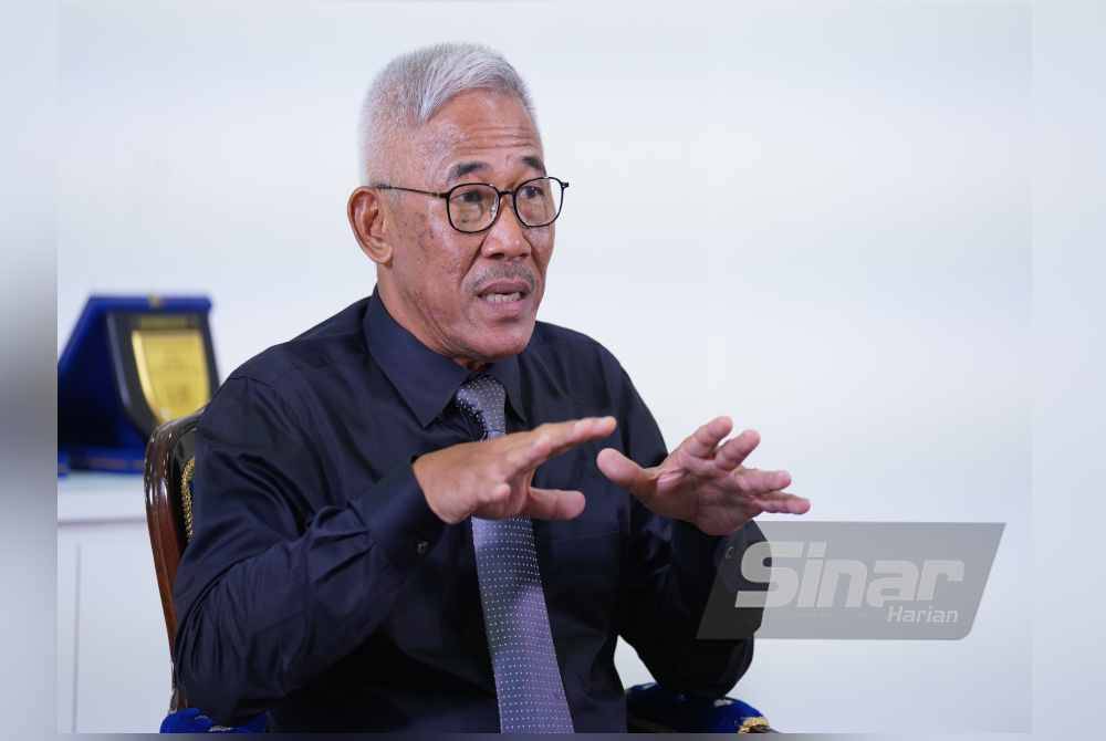 Mohamed Perang juga merupakan rakan sekolah Sultan Ibrahim di Maktab Sultan Abu Bakar.