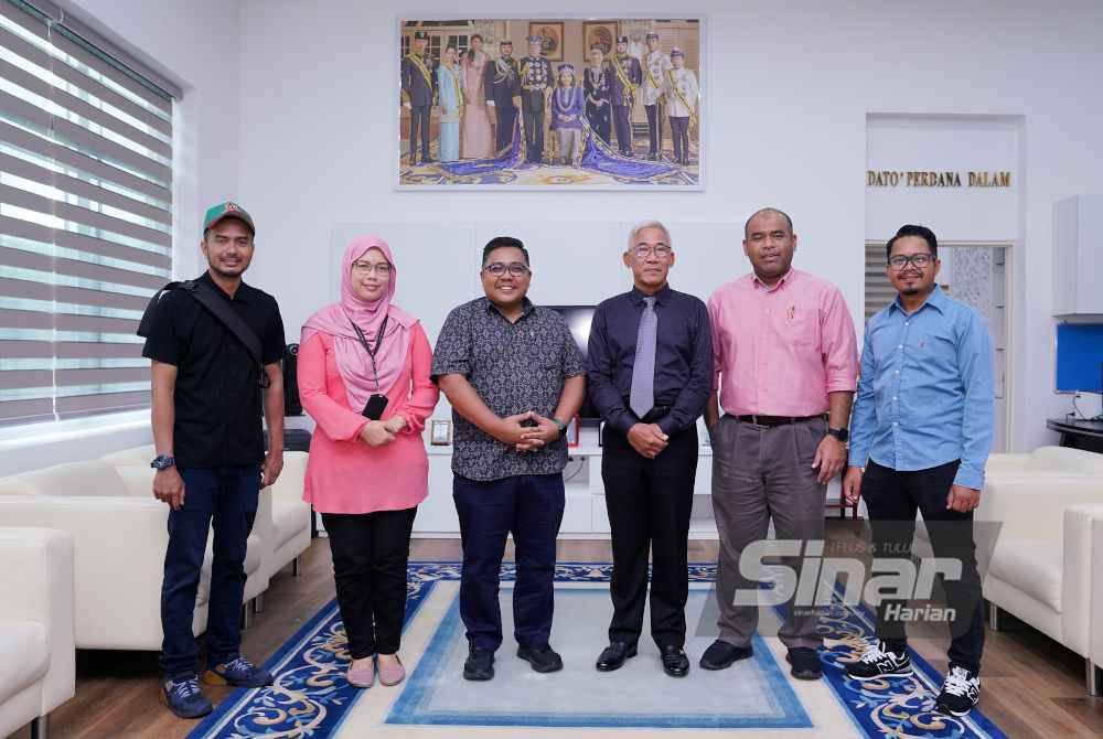 Mohamed Perang bergambar kenangan dengan Ketua Pengarang Kumpulan Sinar Harian, Zamri Rambli dan kru Sinar Harian.