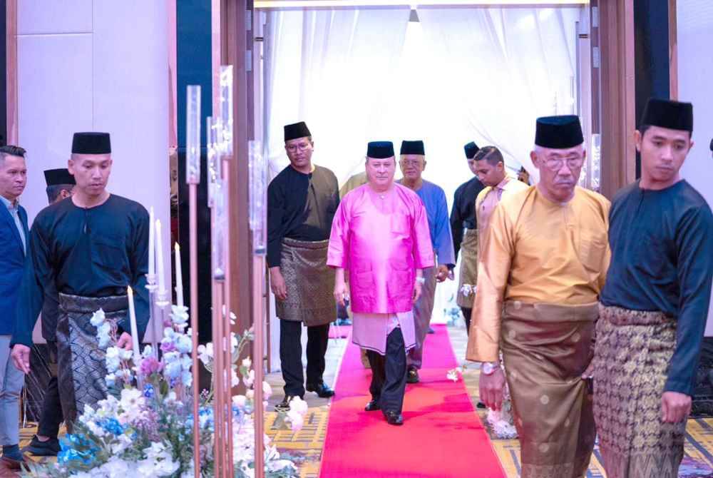 Mohamed Perang (dua dari kanan) sudah 13 tahun berkhidmat sebagai Dato' Perdana Dalam bagi menguruskan majlis istiadat dan rasmi melibatkan Sultan Ibrahim.