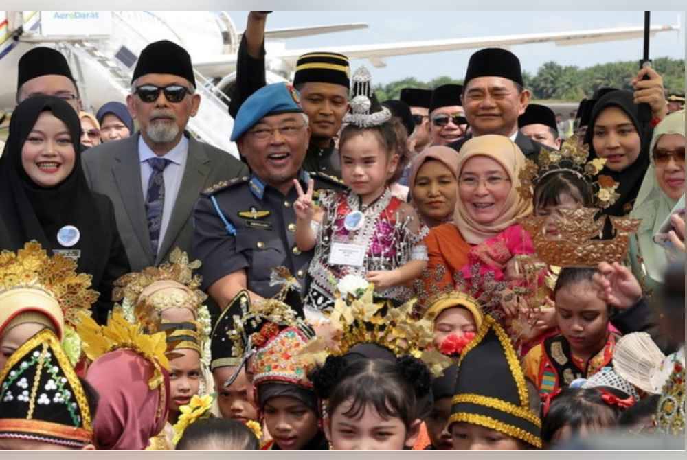 
Yang di-Pertuan Agong Al-Sultan Abdullah Ri'ayatuddin Al-Mustafa Billah Shah dan Raja Permaisuri Agong Tunku Azizah Aminah Maimunah Iskandariah yang berjiwa rakyat. Foto Bernama