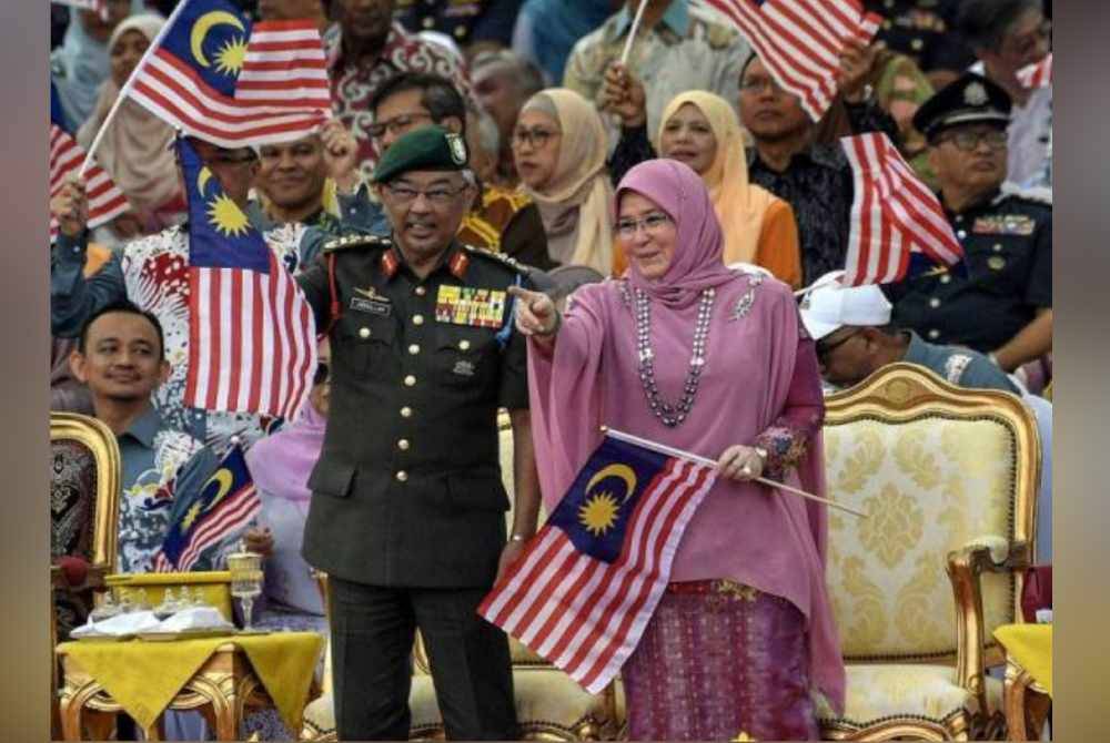 
Yang di-Pertuan Agong bersama Raja Permaisuri Agong berkenan mengibarkan Jalur Gemilang. - Foto: Bernama