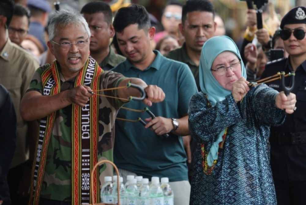 
Yang di-Pertuan Agong, Al-Sultan Abdullah Ri'ayatuddin Al-Mustafa Billah Shah dan Raja Permaisuri Agong, Tunku Azizah Aminah Maimunah Iskandariah ketika lawatan ke Kompleks Persatuan Kebudayaan Kadazandusun (KDCA) in Penampang, Sabah pada 7 September 2023. Foto Bernama