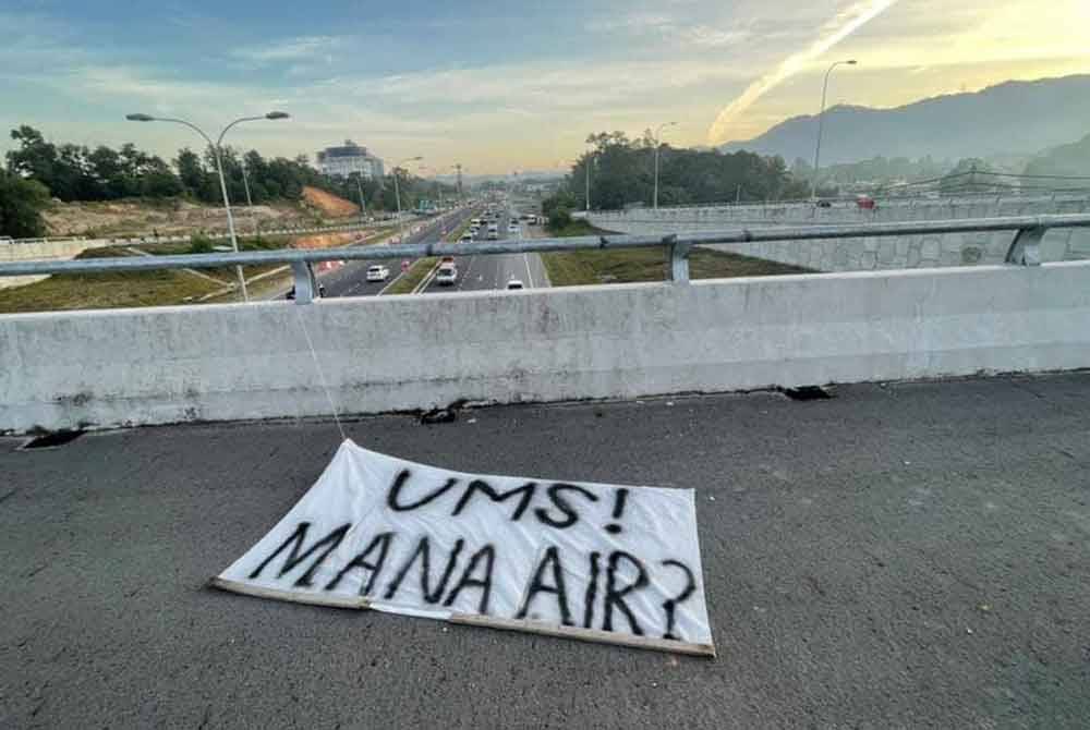 Kain rentang yang digantung pada jejambat berhampiran UMS berhubung isu air di universiti itu jelas dilihat oleh pengguna jalan raya Sepanggar-Alamesra-UMS.