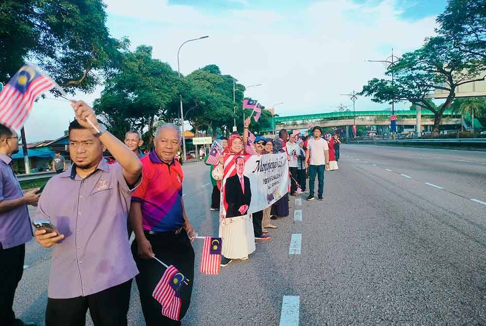 Orang ramai menunggu rombongan Sultan Johor, Sultan Ibrahim Sultan Iskandar di Jalan Skudai berhadapan Kampung Pasir sempena istiadat keberangkatan tiba ke Istana Negara menuju ke Lapangan Terbang Antarabangsa Senai Johor Bahru pada pagi Rabu.