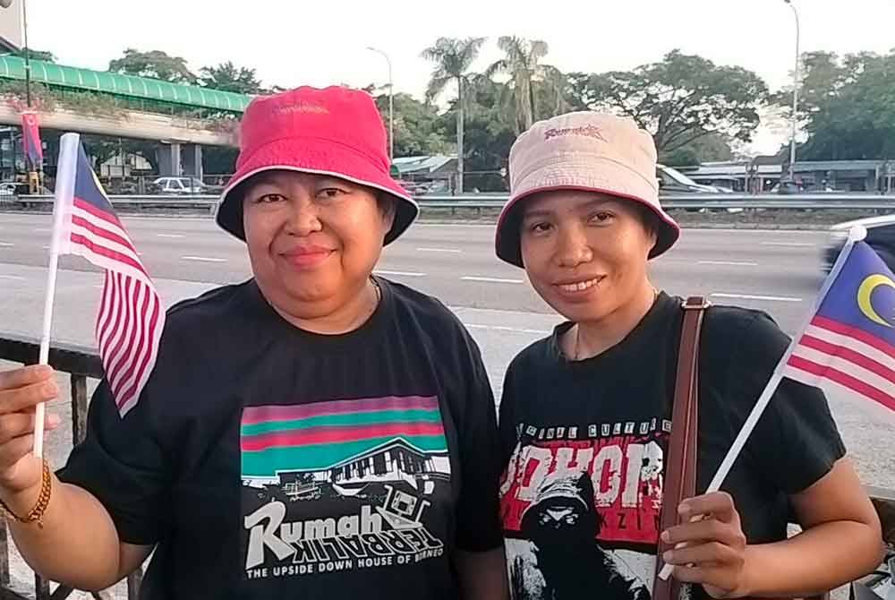 Asmah ( kiri) dan Dewi (kanan) menunggu seawal jam 6.15 pagi di Kampung Pasir Johor Bahru.
