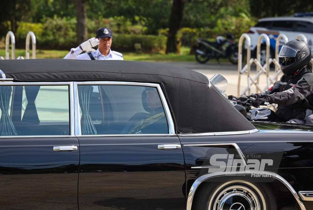 Sultan Johor, Sultan Ibrahim Sultan Iskandar tiba di Istana negara jam 10.39 pagi untuk menghadiri Istiadat Melafaz dan Menandatangani Surat Sumpah Jawatan Seri Paduka Baginda Yang di-Pertuan Agong ke-17. Foto Sinar Harian MOHD RAFIQ REDZUAN HAMZAH