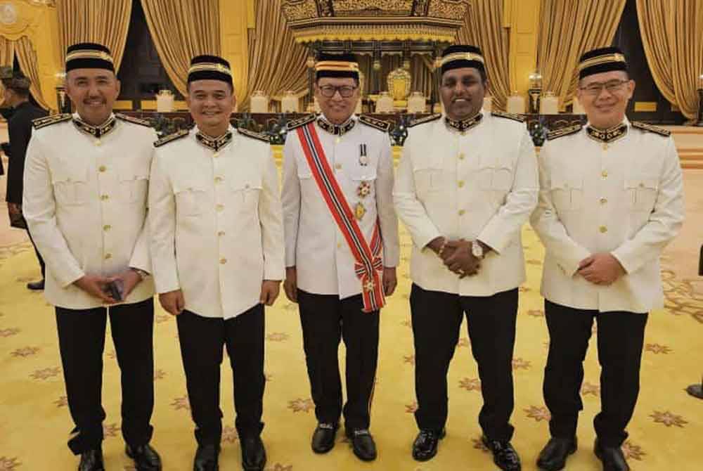 Tiang Soon (kanan) bersama barisan Exco Kerajaan Negeri Johor dan Speaker DUN Johor, Datuk Dr Mohd Puad Zarkashi di Istana Negara sempena Istiadat Pertabalan Yang di-Pertuan Agong ke-17 pada Rabu.