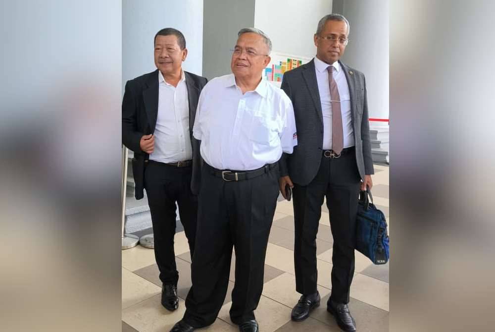 Abd Zarin (tengah) hadir di Mahkamah Sesyen Kuala Lumpur pada Rabu, bagi menghadapi satu pertuduhan membuat dan memulakan hantaran jelik mengenai urusan pembelian vaksin, empat tahun lalu.