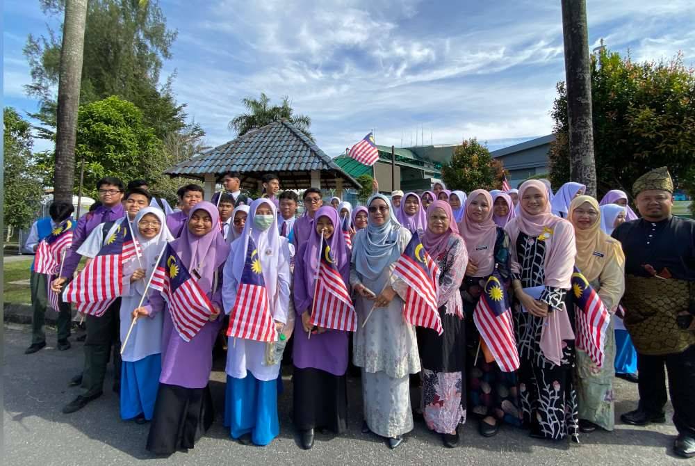 Dianggarkan lebih 30 pelajar dari SMK Alam Megah 2 menyertai Istiadat Keberangkatan Tiba YDPA ke-17 di laluan pintu masuk Pangkalan Udara TUDM, Subang pada Rabu.