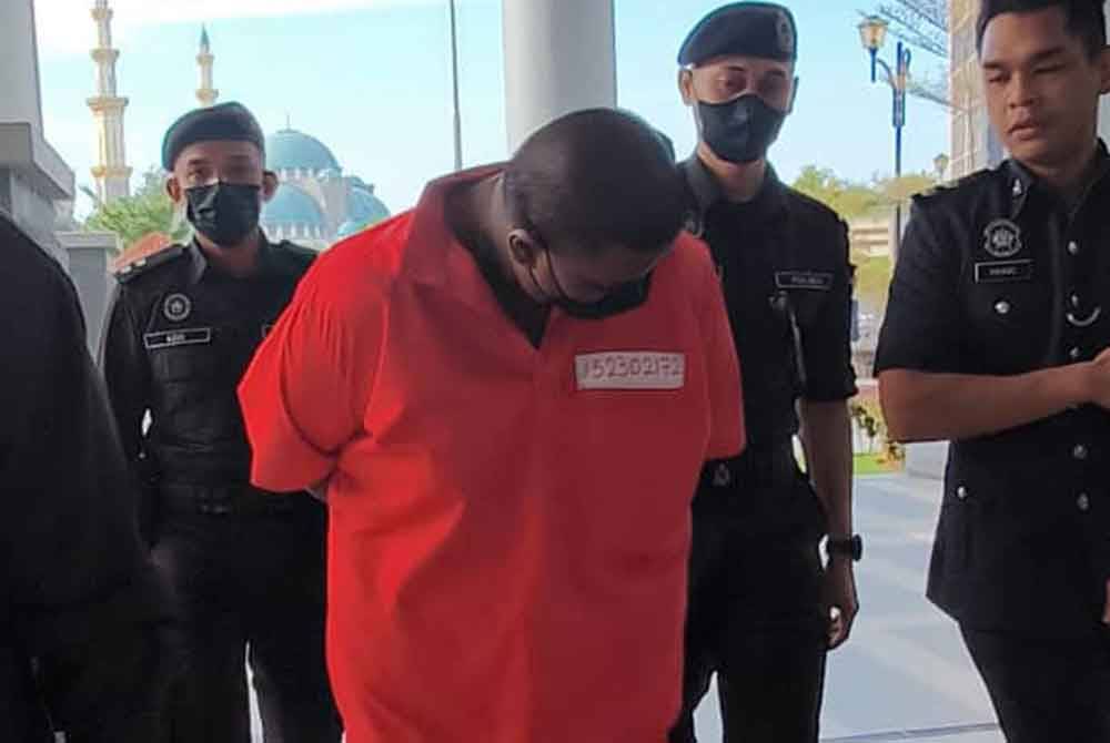 Hasmerun (tengah) ketika dibawa ke Mahkamah Majistret Kuala Lumpur pada Rabu.