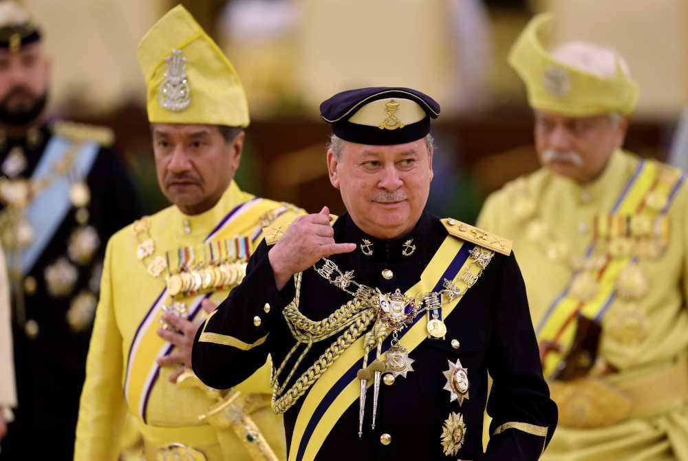 Yang di-Pertuan Agong Sultan Ibrahim berkenan meninggalkan Balairung Seri selepas Istiadat Melafaz dan Menandatangani Surat Sumpah Jawatan sebagai Yang di-Pertuan Agong ke-17 ketika Mesyuarat Majlis Raja-Raja ke-264 (Khas) di Istana Negara pada Rabu.