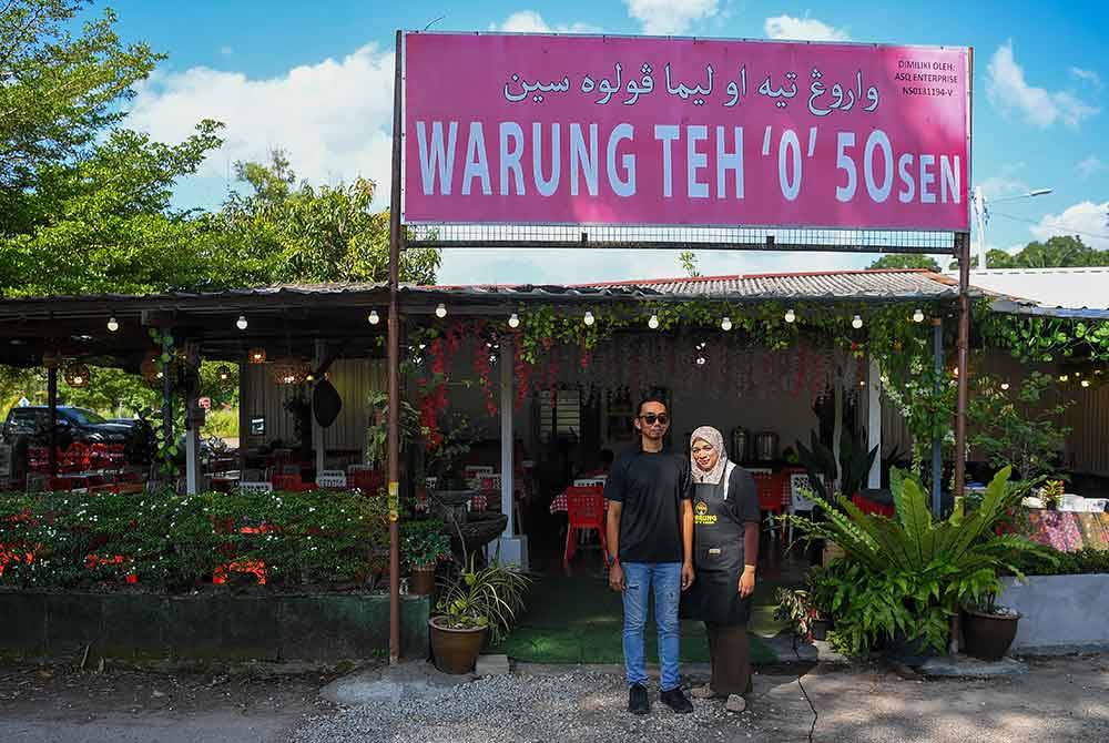 Rohaizad Abdul Khalid dan Yusnira Mukhtar dikenali dengan menjual minuman teh ‘0’ panas dan sejuk yang dijual dengan harga RM0.50 di hadapan Warung Teh ‘0’ 50 Sen di Bagan Pinang. Foto Bernama 