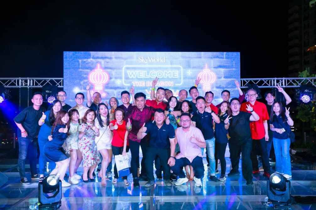 Pasukan SkyWorld bersama-sama media dan rakan industri berkumpul untuk meraikan pelbagai anugerah yang diraih oleh SkyAwani 5 Residence di Sentul, Kuala Lumpur.