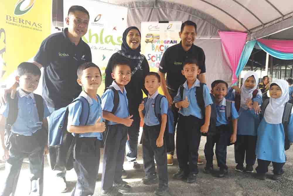 Pengurusan Bernas bergambar bersama-sama sebahagian kanak-kanak yang menerima sumbangan pada Program Ikhlas Back to School' di KBB Sungai Besar.