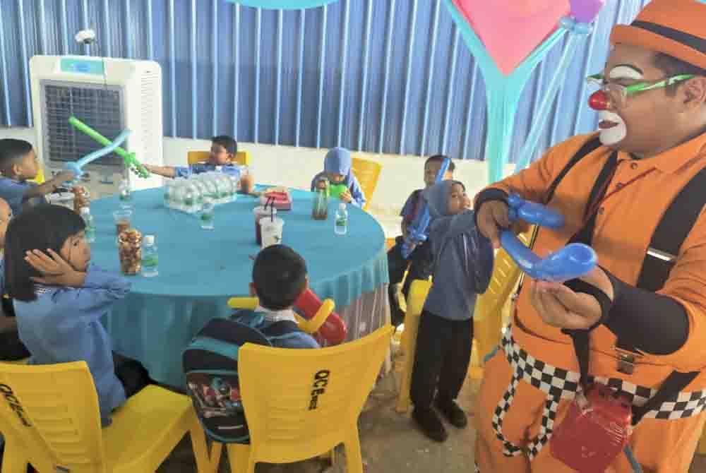 Kanak-kanak Tabika Kemas teruja dengan kehadiran badut yang menceriakan pada Program Ikhlas Back to School di KBB Sungai Besar pada Rabu.