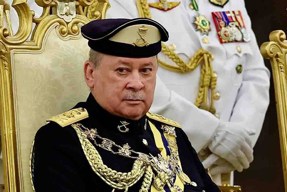 Yang di-Pertuan Agong Sultan Ibrahim berangkat pada Istiadat Melafaz dan Menandatangani Surat Sumpah Jawatan sebagai Yang di-Pertuan Agong ke-17 ketika Mesyuarat Majlis Raja-Raja ke-264 (Khas) di Istana Negara pada Rabu. Foto Bernama
