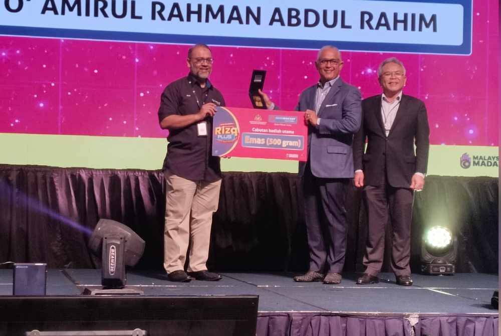 Amirul (tengah) memenangi hadiah emas seberat 500 gram.