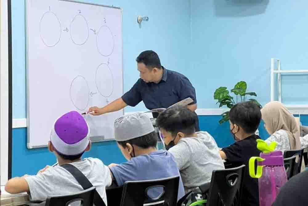 Mohd Nasrullah melukis kartun mengikut setiap ayat al-Quran yang diajar kepada kanak-kanak.