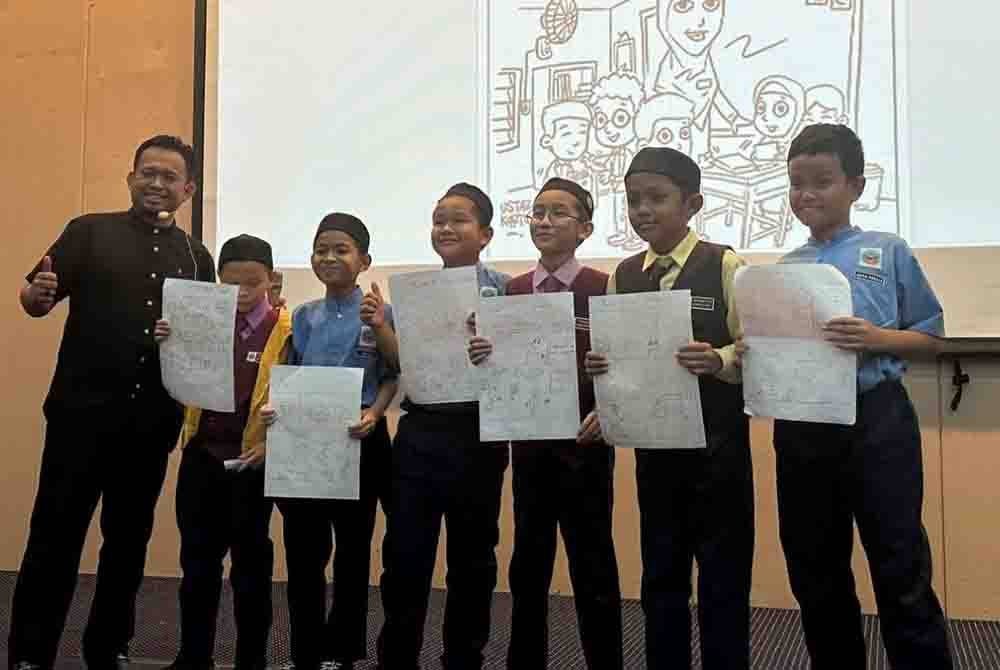Mohd Nasrullah (kiri) bersama pelajar yang mengikuti kelas belajar al-Quran menerusi konsep kartun dan aplikasi Think Quran.