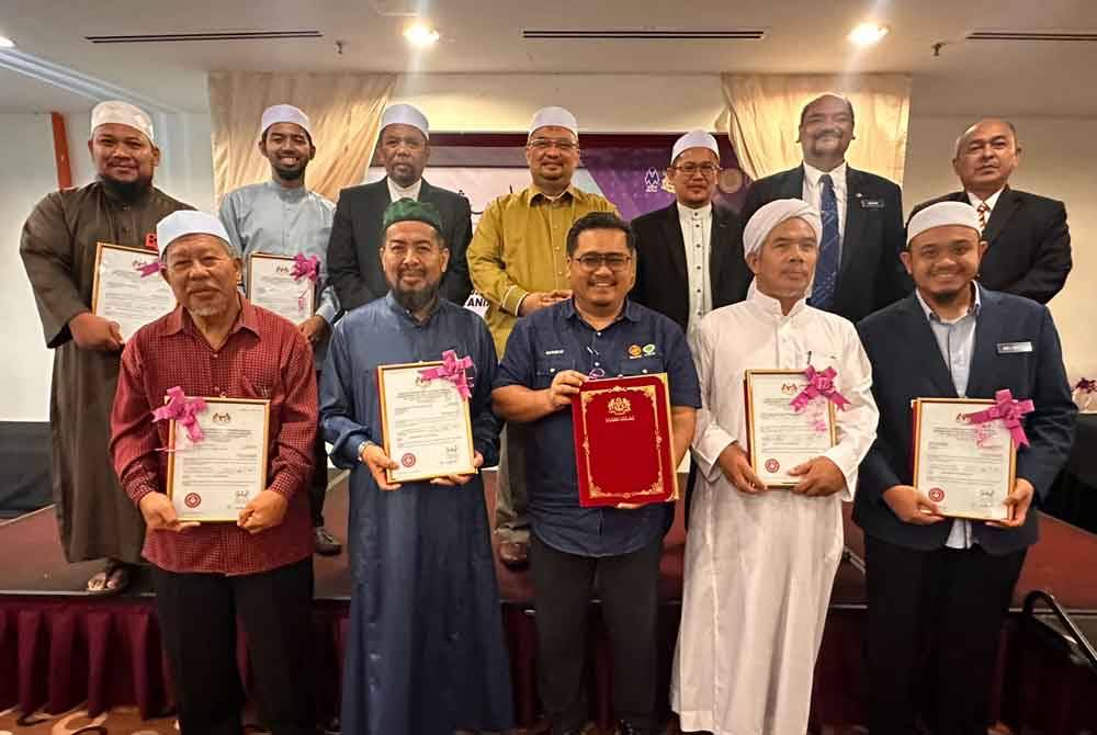 Mohamed Fadzli (barisan belakang, tengah) bergambar bersama penerima-penerima SLDN.
