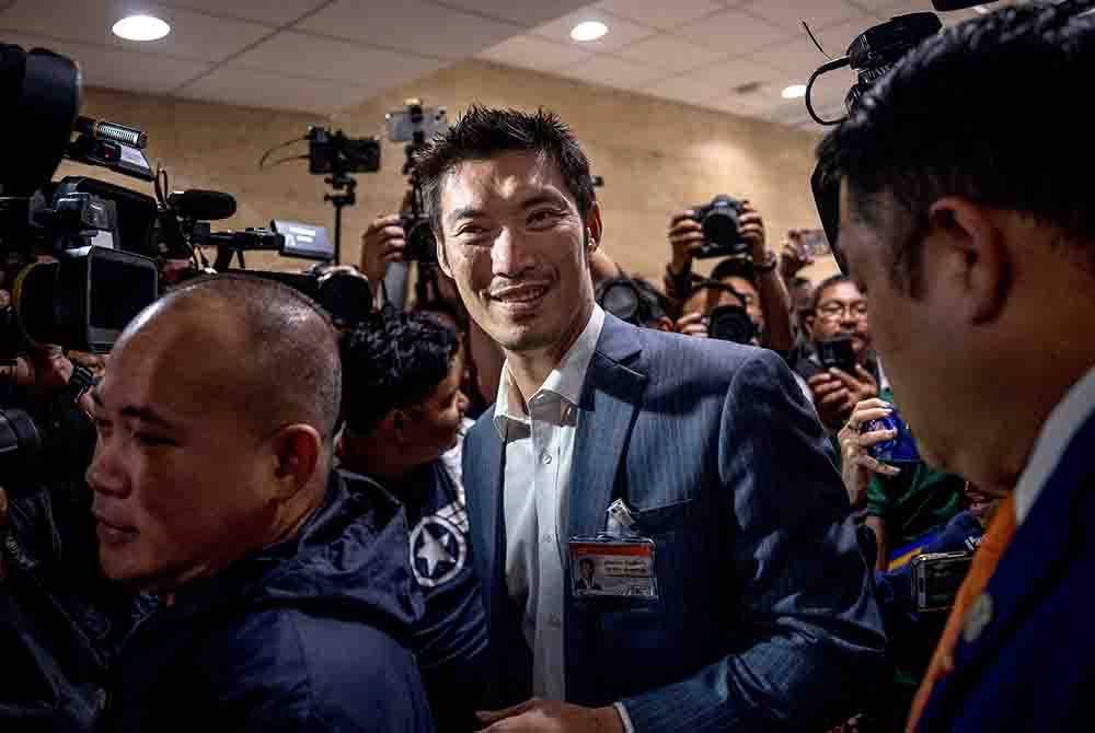 MFP kini dipimpin Thanathorn Juangroongruangkit (tengah) selepas Pita melepaskan jawatan sebagai ketua parti itu. - Foto: AFP