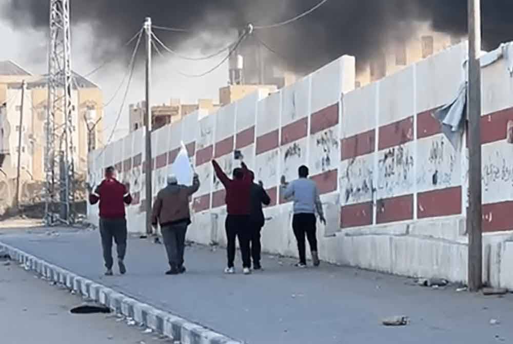 Sekumpulan lelaki Palestin yang mengibarkan bendera putih sebelum menjadi sasaran penembak tepat Israel.