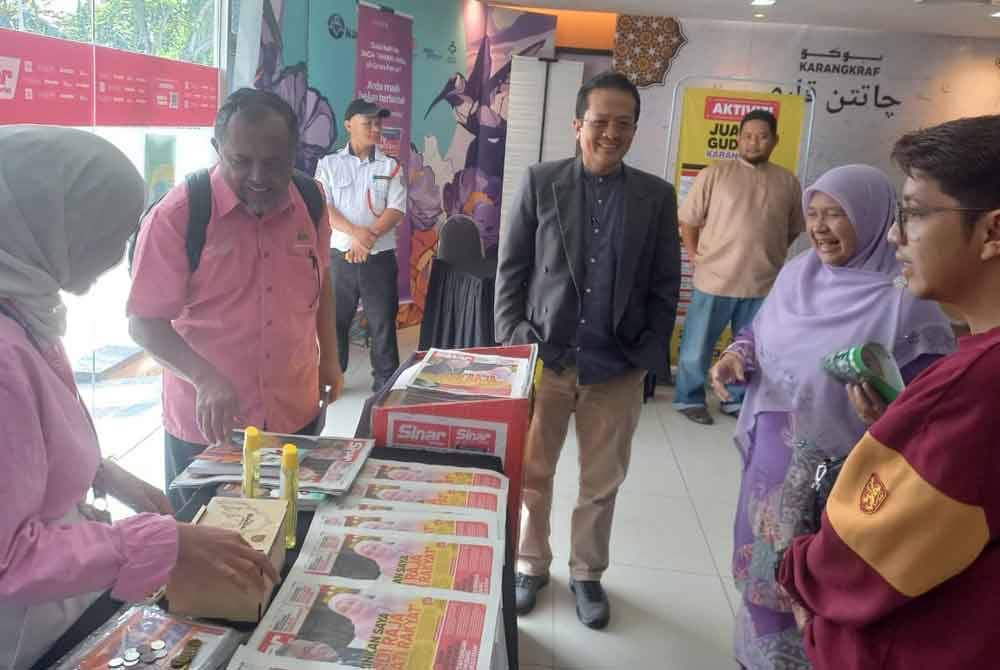 Hafidzah (dua dari kanan) ketika mengadakan lawatan ke Jualan Gudang Karangkraf 2024 di Kompleks Kumpulan Karangkraf pada Selasa.