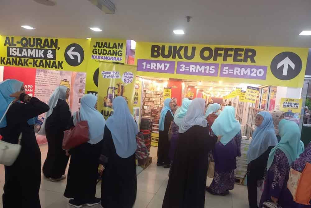Orang ramai hadir bagi membeli buku di Jualan Gudang Karangkraf 2024 di Kompleks Kumpulan Karangkraf