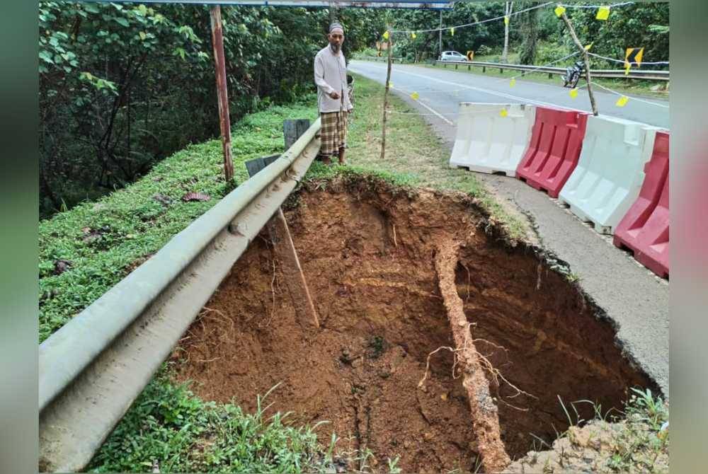 Mustapha menunjukkan keadaan tanah mendap yang berlaku di laluan yang menghubungkan dari Kampung Berangan ke Kampung Keruak di Hulu Besut.