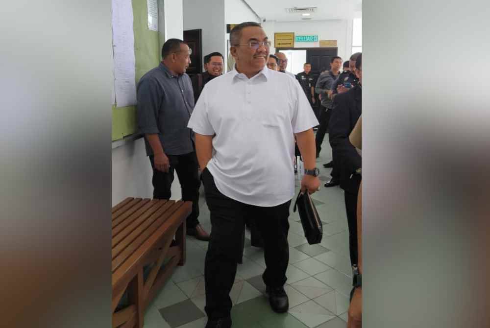 Muhammad Sanusi ketika hadir ke Mahkamah Sesyen Selayang pada Khamis.
