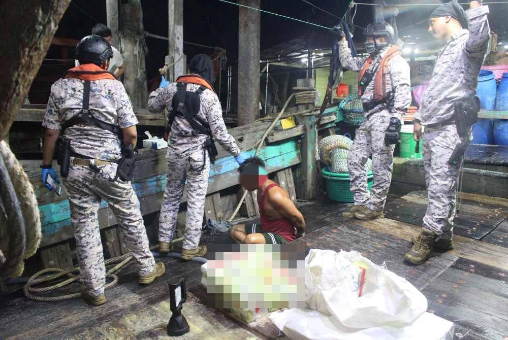 Seorang lelaki Indonesia ditahan Maritim Malaysia selepas penemuan dadah jenis syabu di sebuah bot nelayan di Sekinchan, Selangor, Selasa lalu.