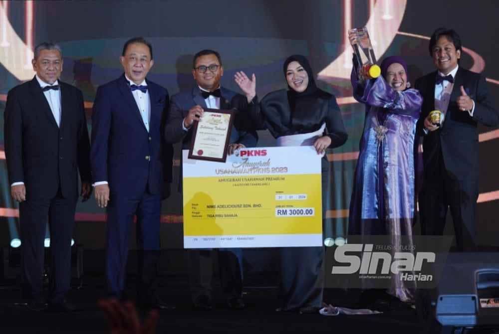 Amirudin (tiga dari kiri) menyampaikan anugerah kepada Tengku Nurhanim pada Malam Anugerah Usahawan PKNS 2023 di Shah Alam pada Rabu. Foto Sinar Harian-MOHD HALIM ABDUL WAHID