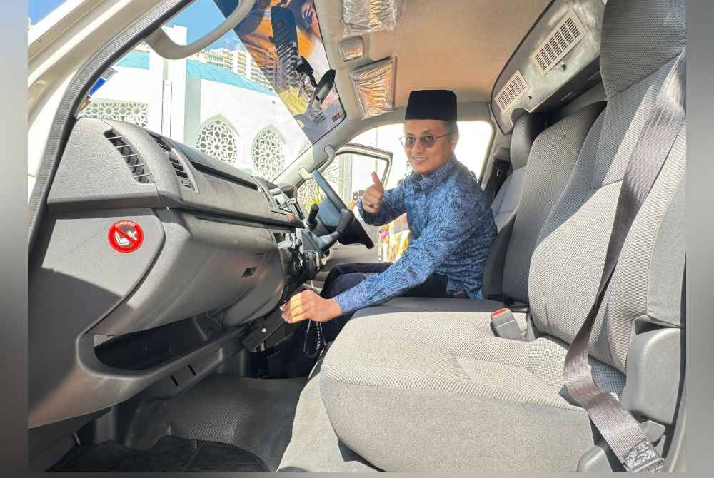 Mohamad sedang menghidupkan enjin van jenazah yang diserahkan oleh ZPP kepada Masjid Daerah Timur Laut pada Khamis.