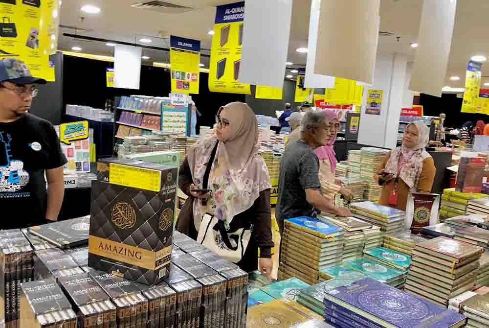 Pengunjung yang hadir pada hari kelapan Jualan Gudang Karangkraf 2024