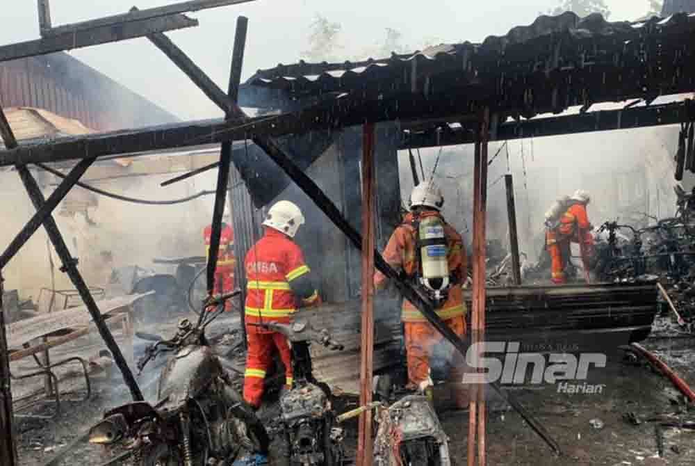 Anggota bomba bertungkus lumus memadamkan api dalam kejadian kebakaran di Kampung Biah, Perol, Kota Bharu pada Khamis.