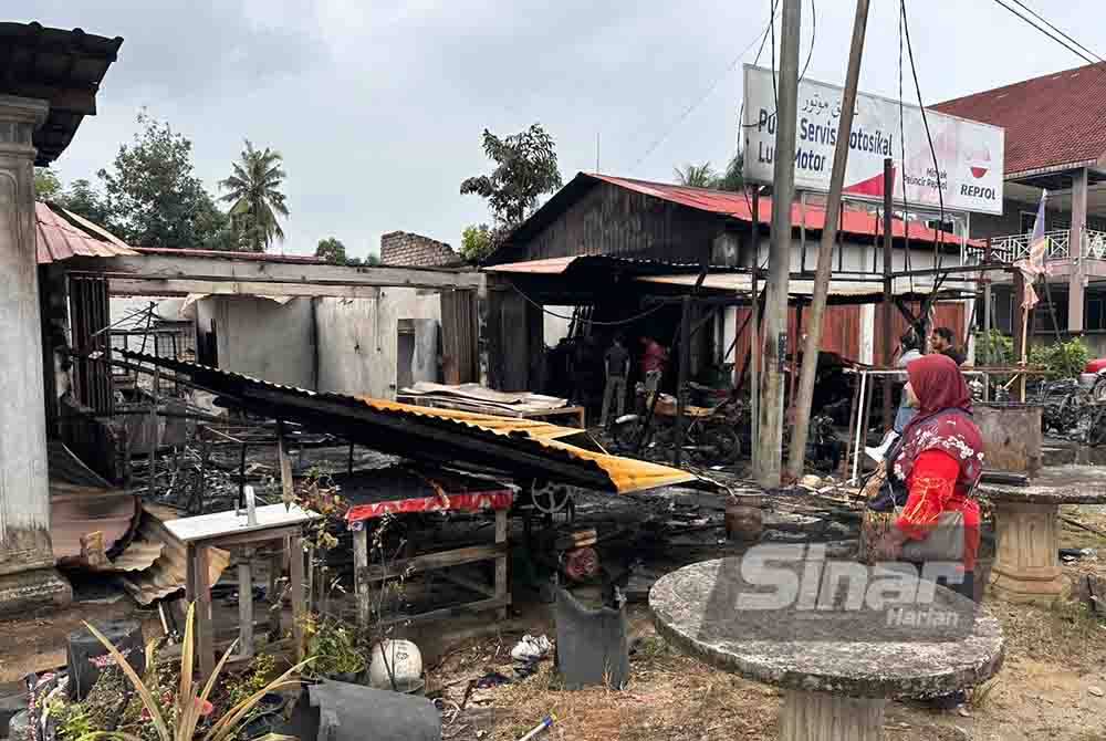 Keadaan kedai makan dan bengkel motosikal yang musnah dalam kebakaran di Kampung Biah, Perol, Kota Bharu pada Khamis.