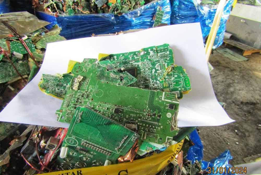 Antara buangan elektronik yang dijumpai ketika serbuan.