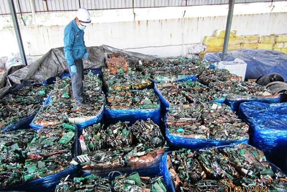 Pegawai JAS Kedah ketika memeriksa buangan elektronik secara haram atau tanpa lesen di sebuah premis di Daerah Kuala Muda.