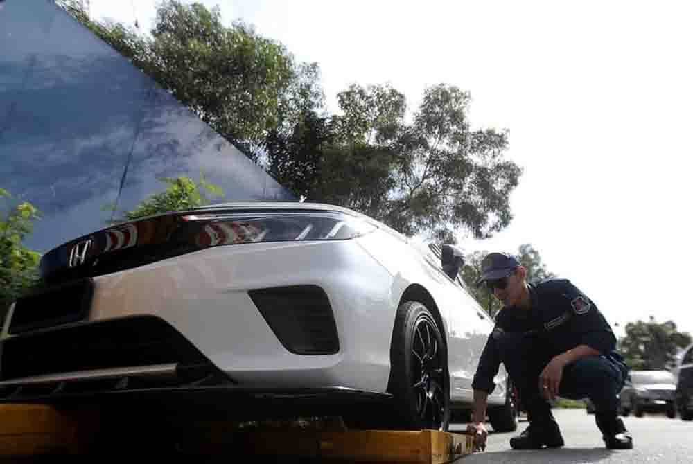 Kenderaan yang ditunda atas kesalahan meletakkan kenderaan di kawasan tidak dibenarkan.