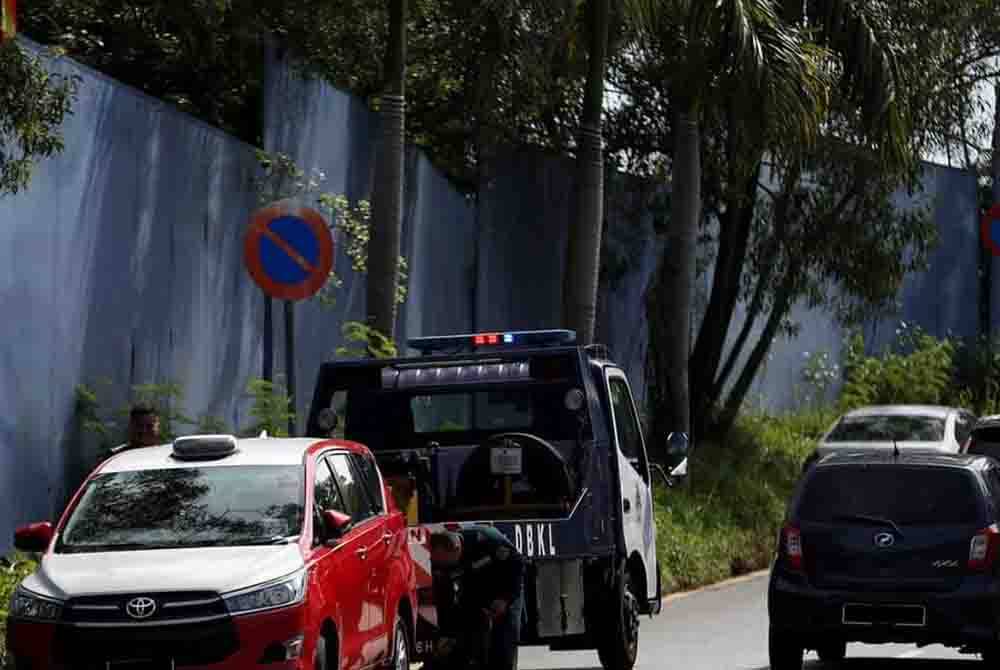 Kenderaan yang ditunda atas kesalahan meletakkan kenderaan di kawasan tidak dibenarkan.