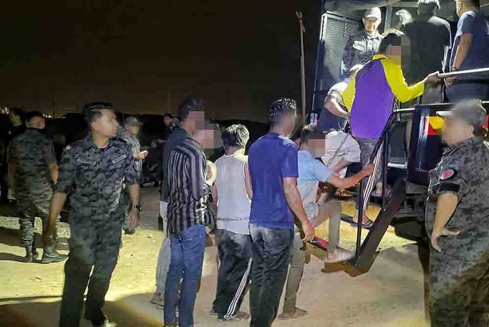 PATI yang ditahan dibawa ke Depot Imigresen Machap Umboo untuk siasatan lanjut.