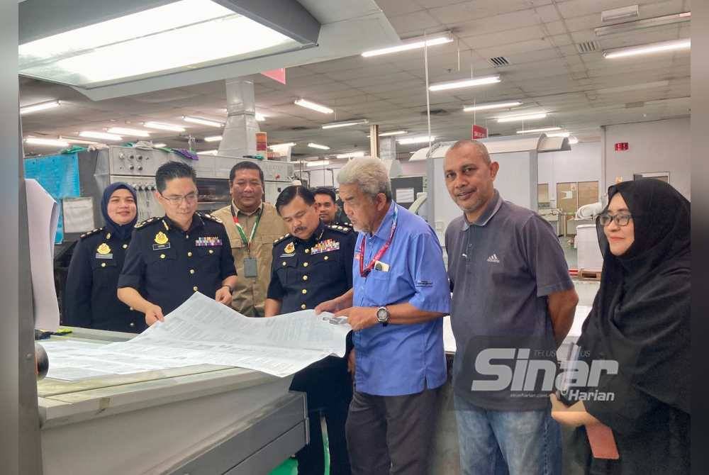 Kunjungan Azrin ke kilang operasi akhbar di Kompleks Kumpulan Karangkraf pada Khamis.