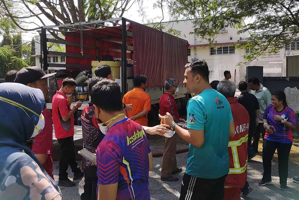 Petugas Bahagian Perkhidmatan Teknikal Jabatan Mineral dan Geosains Perak berdepan detik cemas apabila berlaku kebocoran gas ammonia daripada satu daripada tabung silinder di jabatan itu pagi Khamis. Foto BBP Ipoh