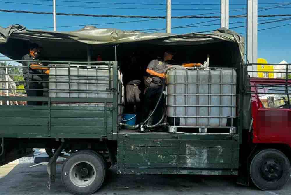 Sebuah lori yang telah diubah suai disita selepas disyaki menyeleweng minyak diesel bersubsidi di Ayer Tawar, Manjung pada Khamis. Foto ihsan KPDN Perak