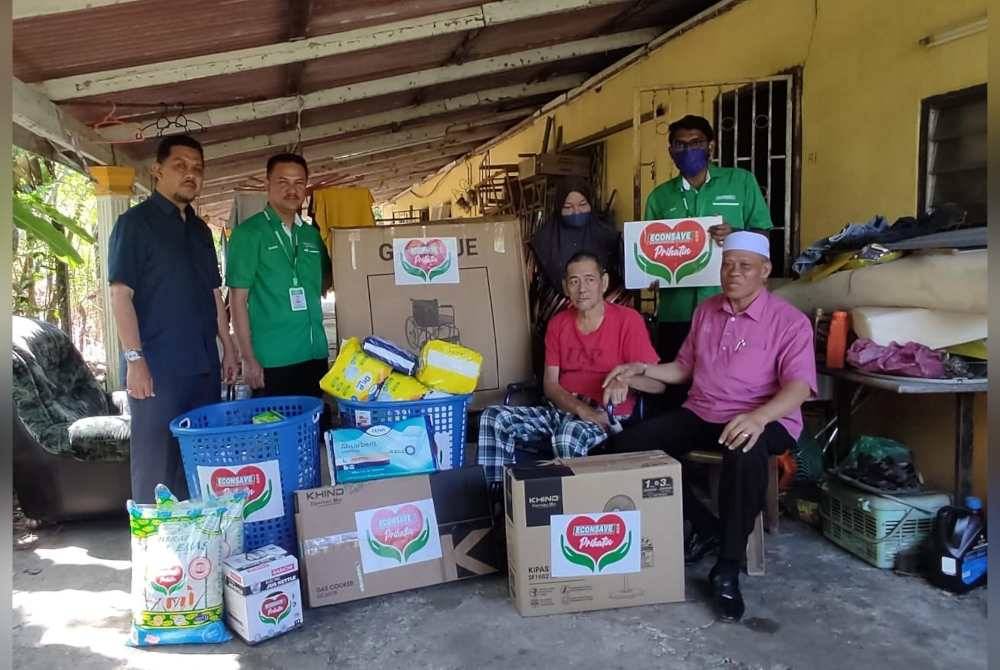 Econsave menyampaikan sumbangan keperluan harian kepada keluarga Abdul Rahman dengan nilai RM1,500 di rumahnya di Langgar, Alor Setar pada Khamis.